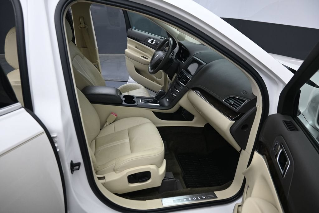 2017 Lincoln MKT Base