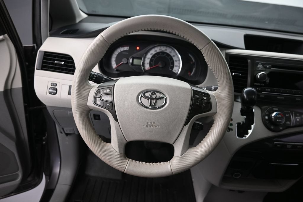 2014 Toyota Sienna SE 8 Passenger