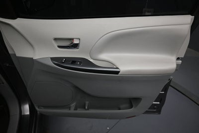 2014 Toyota Sienna SE 8 Passenger