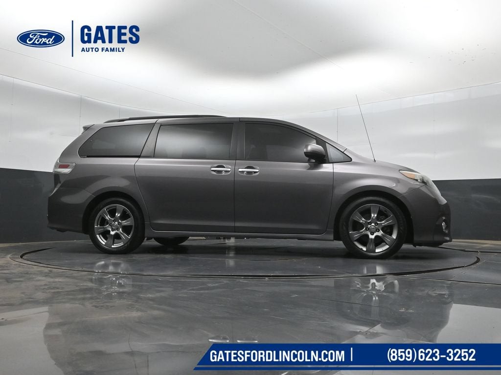 2014 Toyota Sienna SE 8 Passenger