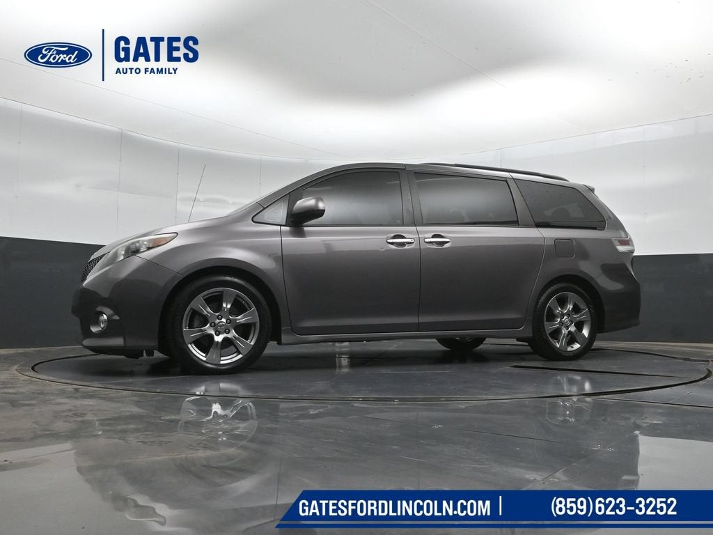 2014 Toyota Sienna SE 8 Passenger