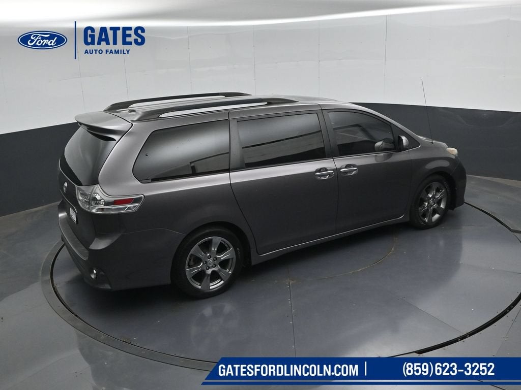 2014 Toyota Sienna SE 8 Passenger