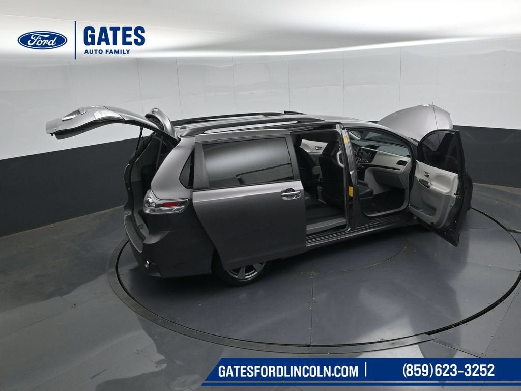 2014 Toyota Sienna SE 8 Passenger