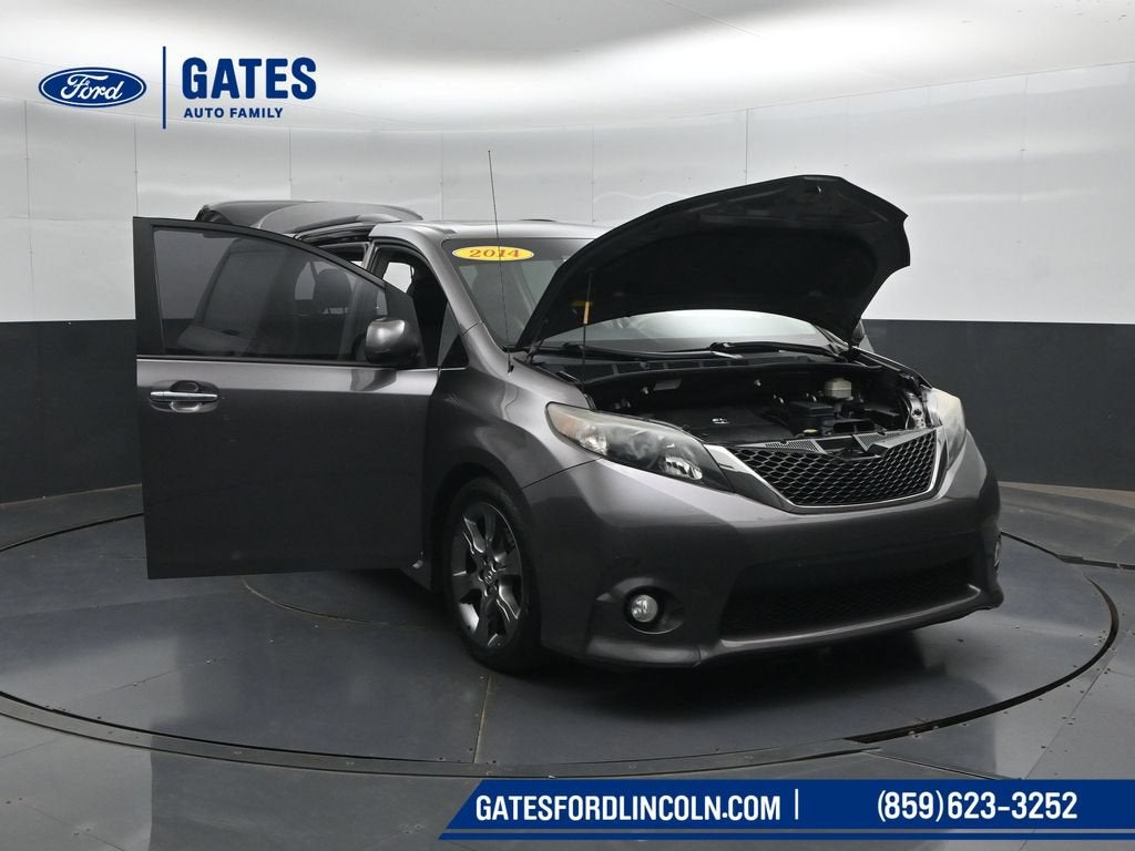 2014 Toyota Sienna SE 8 Passenger