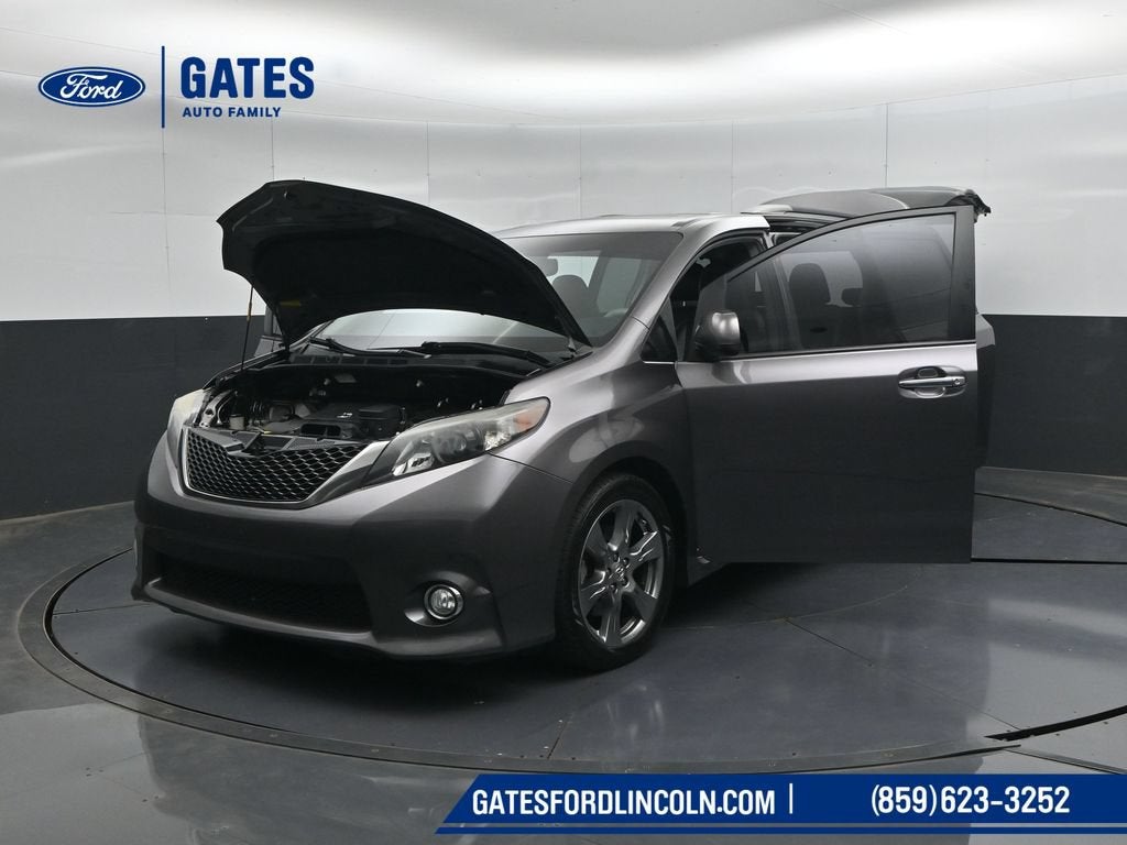 2014 Toyota Sienna SE 8 Passenger