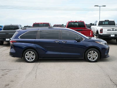 2022 Toyota Sienna XSE 7 Passenger