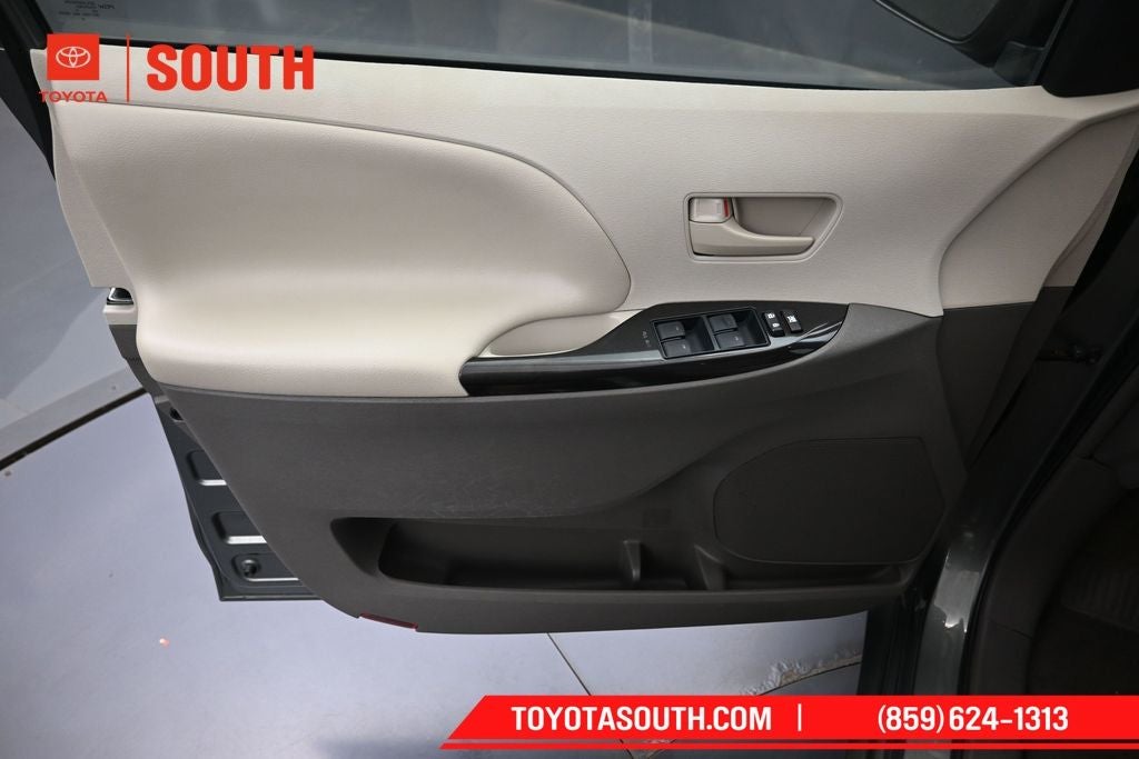 2014 Toyota Sienna LE 7 Passenger