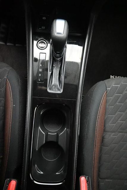 2022 Nissan Kicks SR